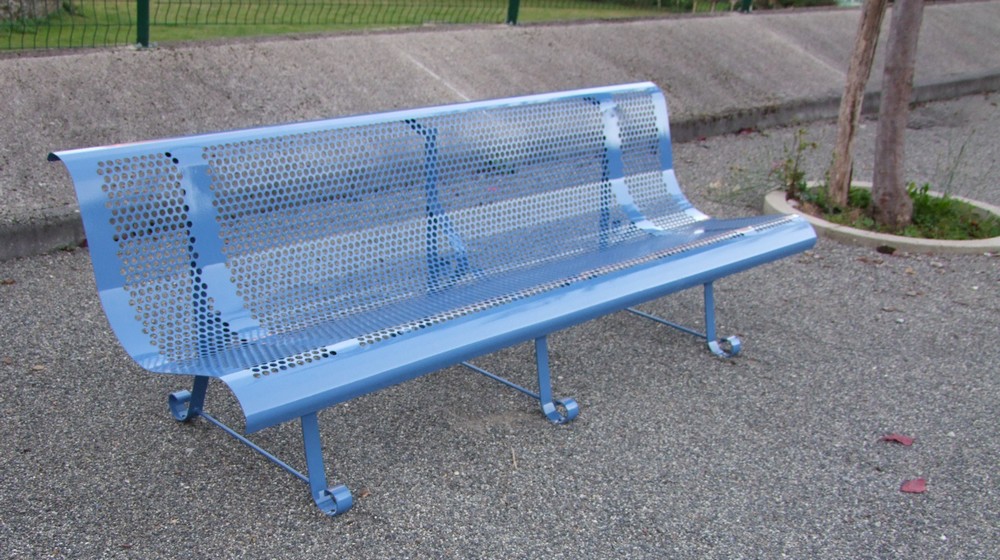 Banc en tôle perforée Buffalo avec 3 pieds Ral 5007 Bleu brillant